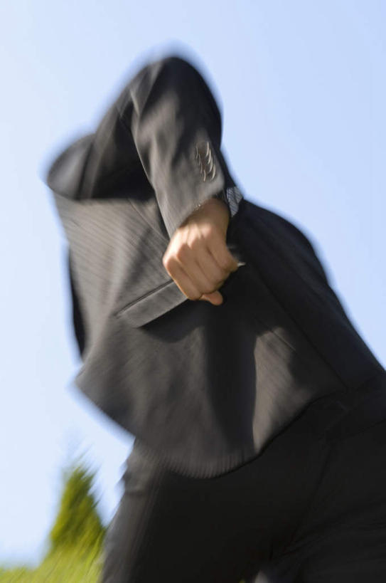 东方人,一个人,商务人士,商务男性,站,跑,竖图,室外,白天,仰视,衬衫,运动,草地,草坪,植物,亚洲,仅一个男性,仅一个人,阴影,套装,朦胧,模糊,光线,影子,领带,黄种人,草,树,树木,仅一个年轻男性,蓝色,绿色,黑色,蓝天,天空,阳光,自然,天,站着,生长,晴朗,成长,商务装,工薪阶层,万里无云,男人,男性,年轻男性,亚洲人,白领,上班族,晴空,晴空万里,跑步,站立,半身,彩图,低角度拍摄,衬衣,健身