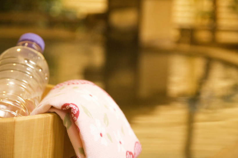 无人,横图,室内,特写,白天,正面,按摩,美容,草地,草坪,水,植物,一条,护肤,阴影,波纹,花纹,朦胧,模糊,光线,木制,盆子,图案,液体,影子,墙,水滴,墙壁,墙面,草,树,树木,一个,粉色,绿色,水纹,阳光,自然,木制品,瓶子,塑料制品,毛巾,波浪,保养,享受,休闲,塑料瓶,放松,保健,温泉浴场,生长,单个,成长,养颜,矿泉疗养地,彩图,水疗