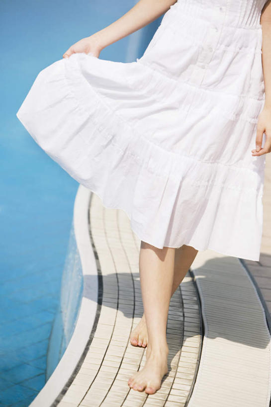 东方人,一个人,体育馆,游泳池,站,走,拉,摸,竖图,俯视,室外,白天,裙子,旅游,度假,水,地板,亚洲,仅一个年轻女性,仅一个女性,仅一个人,抚摸,握,阴影,波纹,条纹,连衣裙,光线,纹路,影子,水池,水面,地面,黄种人,娱乐,泳池,木地板,蓝色,白色,水纹,阳光,波浪,站着,享受,休闲,赤脚,放松,握着,扯,游泳馆,年轻女性,女人,女性,亚洲人,步行,触摸,接触,站立,走路,半身,彩图,高角度拍摄