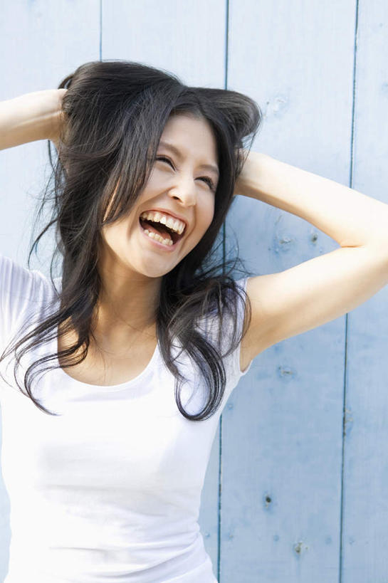 东方人,头发,一个人,站,举,笑,摸,微笑,露齿笑,竖图,室外,白天,正面,兴奋,亚洲,仅一个年轻女性,仅一个女性,仅一个人,抚摸,条纹,服装,墙,凌乱,注视,休闲装,黄种人,墙壁,墙面,衣服,白色,黑色,观察,看,托,站着,张嘴,休闲,休闲服,服饰,观看,察看,喊叫,呼喊,关注,张大嘴巴,年轻女性,女人,女性,亚洲人,长发,张开嘴,触摸,接触,举起,举手,举着,向上举,向上伸,向上托,站立,半身,彩图