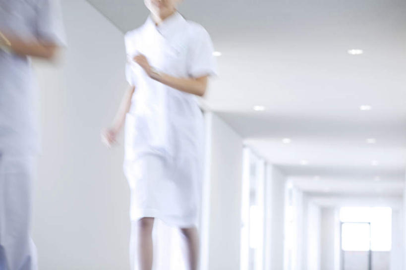 东方人,两个人,医生,医院,站,跑,横图,室内,白天,正面,锻炼,运动,照明,亚洲,一排,阴影,朦胧,模糊,整齐,反射,光线,壁灯,影子,墙,灯光,抬腿,黄种人,墙壁,墙面,灯,排列,阳光,灯具,站着,医护人员,医疗人员,抬手,照亮,白大褂,照明设备,队列,医疗机构,体育,男人,男性,年轻男性,年轻女性,女人,女性,亚洲人,大夫,跑步,站立,半身,彩图,健身,病院,诊所