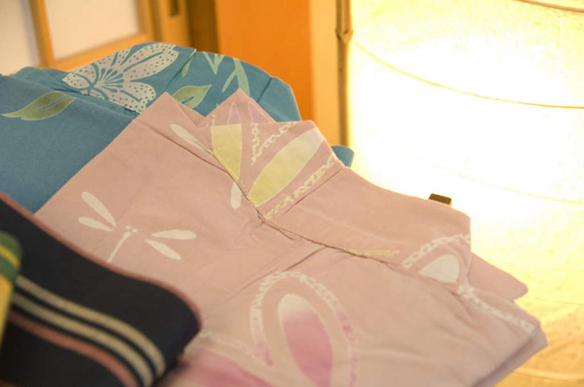 无人,横图,俯视,室内,特写,白天,民族服装,地板,阴影,堆叠,和服,朦胧,模糊,整齐,光线,影子,地面,折叠,木地板,粉色,绿色,阳光,三件,服饰,堆,吴服,唐草,唐花,唐锦,彩图,高角度拍摄,传统服装,民俗服