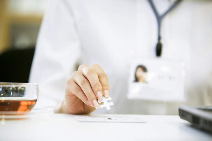 东方人,一个人,医生,坐,摸,横图,室内,白天,正面,电脑,笔记本电脑,桌子,杯子,名片,亚洲,仅一个年轻女性,仅一个女性,仅一个人,一张,抚摸,握,朦胧,模糊,网络,信息,瓷器,办公桌,咖啡杯,陶瓷制品,联系,拿,拿着,黄种人,通讯设备,卡片,医护人员,医疗人员,握着,一台,无线,白大褂,瓷杯,通信设备,身份,无线网络,无线上网,便携式电脑,名刺,名帖,交往,手提电脑,年轻女性,女人,女性,亚洲人,大夫,触摸,接触,坐着,半身,彩图,商业