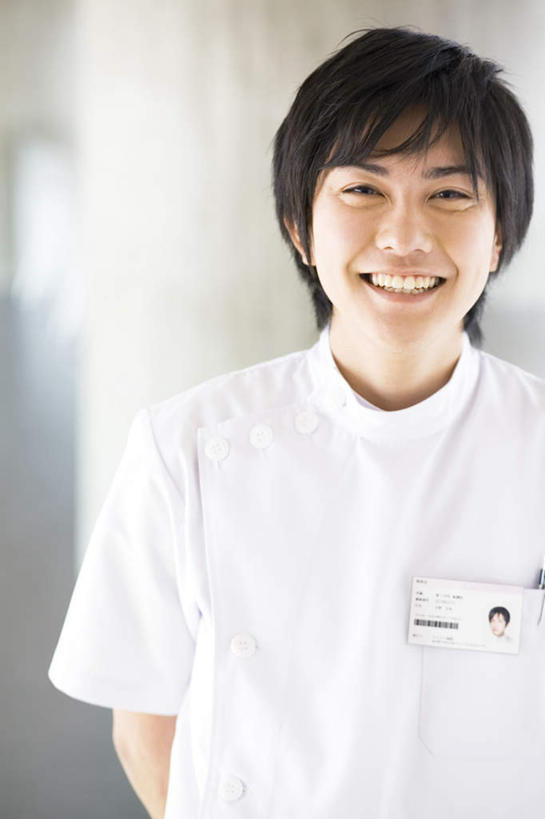 东方人,头发,一个人,医生,站,笑,微笑,露齿笑,竖图,室内,白天,正面,名片,亚洲,仅一个男性,仅一个人,阴影,朦胧,模糊,光线,信息,影子,墙,联系,注视,黄种人,墙壁,墙面,仅一个年轻男性,黑色,阳光,卡片,观察,看,站着,医护人员,医疗人员,观看,察看,白大褂,关注,身份,名刺,名帖,交往,男人,男性,年轻男性,亚洲人,大夫,站立,半身,彩图,商业