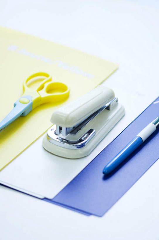 无人,竖图,俯视,室内,白天,白色背景,桌面,一把,一本,连接,修剪,阴影,组合,光线,笔,工具,剪刀,影子,办公用品,订书机,记事本,文具,一个,黄色,阳光,本子,笔记本,学习用品,摄影,影棚,单个,裁剪,链接,文具用品,一支,剪子,剪裁,切割,装订,拼接,杠杆,拼凑,订书器,拼合,凑集,聚合,撮合,链结,缝合,彩图,高角度拍摄,影棚拍摄,拍摄