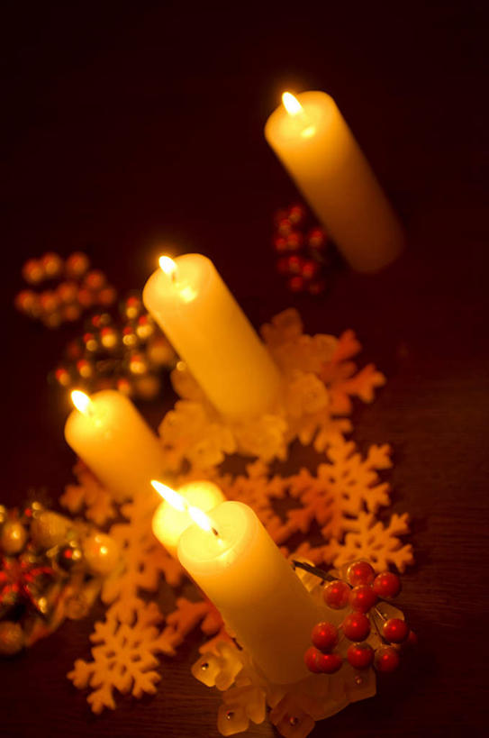 无人,竖图,俯视,室内,白天,桌面,蜡烛,圣诞节,许多,阴影,节日,朦胧,模糊,庆祝,装饰,反射,火焰,铃铛,影子,烛光,雪花,四根,燃烧,文化,白色,装饰物,点燃,庆典,纪念,华丽,修饰,点缀,衬托,美观,雅致,雅观,彩图,高角度拍摄