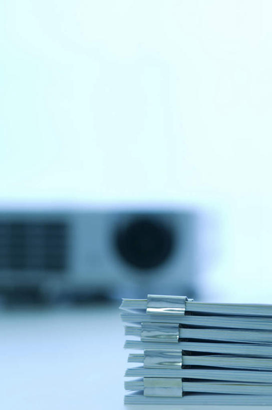 无人,竖图,室内,特写,白天,正面,机器,桌面,桌子,一堆,一排,许多,阴影,堆叠,堆积,朦胧,模糊,整齐,光线,材料,档案,文件,影子,办公桌,投影仪,设备,排列,一个,阳光,夹子,资料,单个,堆,队列,文档,投影设备,投影机,彩图