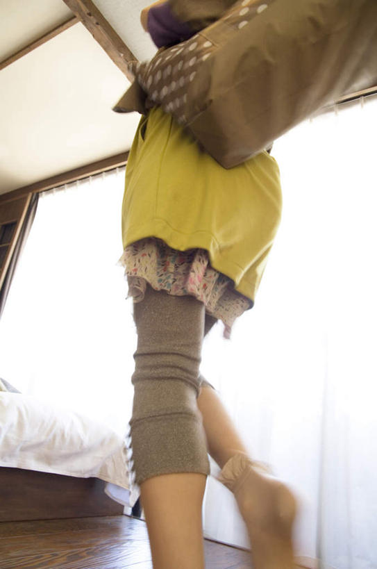 东方人,背,一个人,站,摸,竖图,室内,白天,仰视,窗户,床,落地窗,卧室,亚洲,仅一个年轻女性,仅一个女性,仅一个人,抚摸,阴影,服装,光线,包,皮包,影子,墙,床单,拎,抬腿,休闲装,黄种人,被子,玻璃窗,墙壁,墙面,一个,衣服,黄色,阳光,背着,站着,休闲,休闲服,服饰,单人床,踮脚,单肩包,被单,年轻女性,女人,女性,亚洲人,触摸,接触,站立,半身,彩图,低角度拍摄,睡房,卧房,拎着