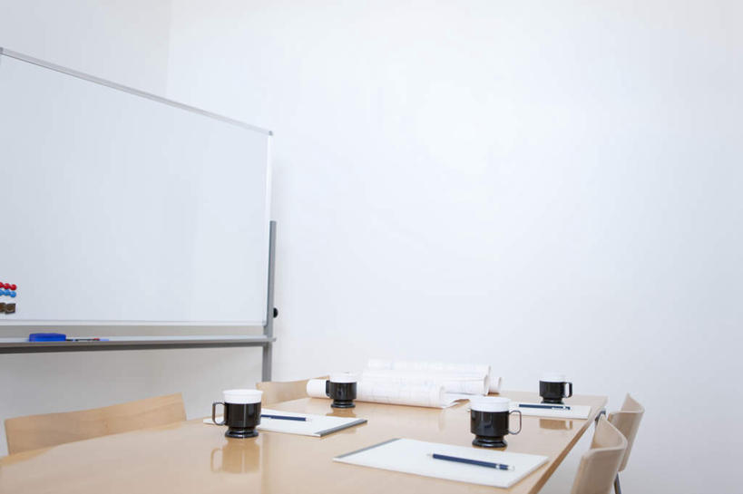 无人,办公室,横图,室内,白天,正面,桌子,杯子,椅子,一块,阴影,光线,笔,材料,瓷器,档案,方格,文件,影子,办公桌,木椅,墙,办公用品,咖啡杯,陶瓷制品,四张,墙壁,墙面,文具,白色,阳光,学习用品,黑板,资料,文具用品,文档,瓷杯,彩图