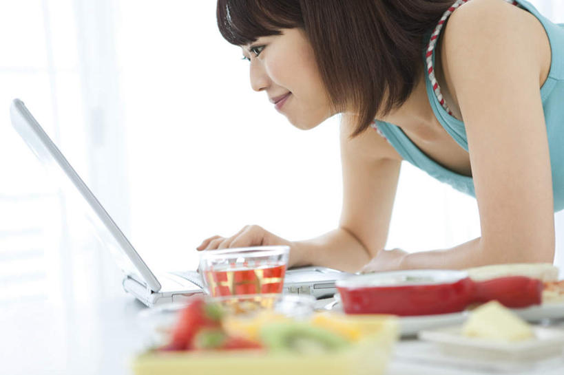 东方人,一个人,客厅,笑,摸,微笑,露齿笑,横图,室内,白天,侧面,电脑,笔记本电脑,餐桌,窗户,落地窗,桌子,草莓,柑橘,浆果,猕猴桃,餐具,水果,亚洲,仅一个年轻女性,仅一个女性,仅一个人,抚摸,敲打,阴影,服装,新鲜,光线,网络,碟子,盘,影子,墙,生食,食品,果实,注视,休闲装,黄种人,输入,通讯设备,玻璃窗,墙壁,墙面,食物,衣服,红色,蓝色,绿色,阳光,盘子,碟,打字,低头,观察,看,趴着,休闲,休闲服,服饰,有机食品,绿色食品,餐台,观看,点击,敲击,察看,无线,起居室,关注,通信设备,无线网络,无线上网,便携式电脑,按键,手提电脑,年轻女性,女人,女性,亚洲人,洋莓,水果皇后,奇异果,猕猴梨,橘子,桔子,红莓,地莓,橙子,橙,触摸,接触,趴,半身,彩图