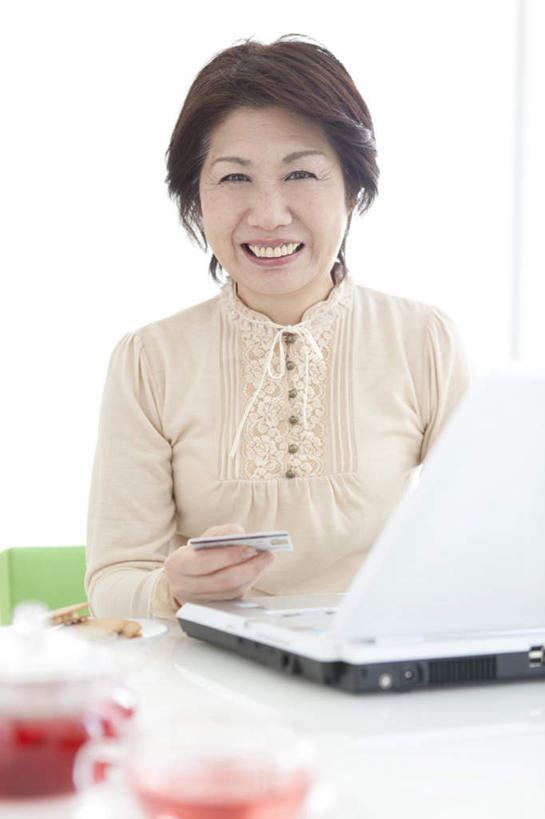 东方人,头发,一个人,客厅,坐,笑,摸,微笑,露齿笑,竖图,室内,白天,正面,电脑,笔记本电脑,桌子,杯子,餐具,亚洲,仅一个女性,仅一个人,抚摸,握,服装,网络,瓷器,碟子,盘,办公桌,咖啡杯,陶瓷制品,拿,拿着,注视,休闲装,黄种人,通讯设备,衣服,白色,黑色,盘子,碟,观察,看,靠,靠着,倚靠,休闲,休闲服,握着,服饰,仅一个老年女性,观看,察看,无线,起居室,倚着,关注,瓷杯,通信设备,无线网络,无线上网,便携式电脑,手提电脑,老年女性,女人,女性,亚洲人,触摸,接触,坐着,半身,彩图