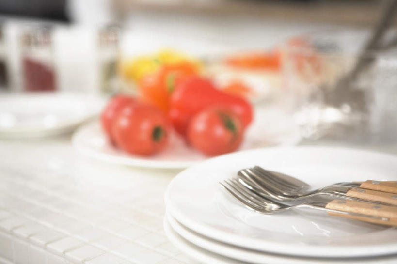 无人,横图,俯视,室内,特写,白天,餐桌,桌面,桌子,蔬菜,西红柿,杯子,餐具,金属制品,一排,许多,阴影,朦胧,模糊,新鲜,整齐,光线,金属,叉子,碟子,盘,影子,勺子,食品,玻璃制品,食物,排列,红色,阳光,盘子,水杯,调羹,碟,汤匙,碗,球体,有机食品,绿色食品,餐台,队列,玻璃杯,进餐用具,烹调用具,樱桃番茄,圣女果,番茄,彩图,高角度拍摄