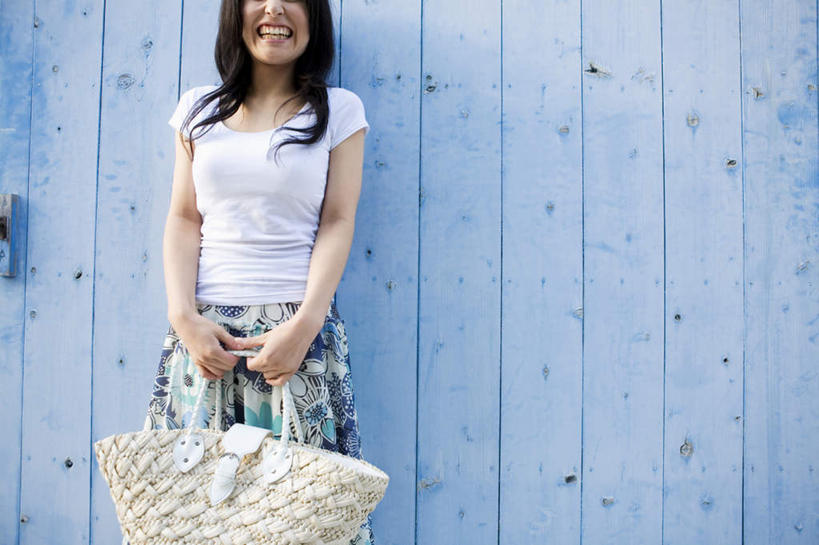 东方人,头发,一个人,站,笑,摸,微笑,露齿笑,横图,室外,白天,正面,裙子,亚洲,仅一个年轻女性,仅一个女性,仅一个人,一排,抚摸,阴影,花纹,条纹,服装,整齐,光线,包,皮包,影子,墙,拎,注视,休闲装,黄种人,长裙,墙壁,墙面,排列,一个,衣服,蓝色,白色,黑色,阳光,观察,看,靠,靠着,倚靠,站着,休闲,休闲服,服饰,观看,半身裙,单肩包,察看,倚着,队列,关注,年轻女性,女人,女性,亚洲人,长发,触摸,接触,站立,半身,彩图,拎着