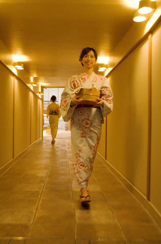 东方人,背部,两个人,站,走,捧,笑,摸,微笑,露齿笑,竖图,室内,白天,正面,民族服装,旅游,度假,水,照明,亚洲,一排,许多,抚摸,握,花纹,和服,整齐,木制,壁灯,瓷砖,地砖,盆子,图案,液体,墙,水滴,走道,走廊,过道,灯光,地面,拿,拿着,黄种人,娱乐,墙壁,墙面,灯,排列,木制品,灯具,毛巾,站着,享受,休闲,浴盆,放松,握着,服饰,照亮,照明设备,队列,吴服,唐草,唐花,唐锦,年轻女性,女人,女性,亚洲人,步行,触摸,端,端着,接触,捧着,散步,手捧,站立,走路,彩图,全身,传统服装,民俗服