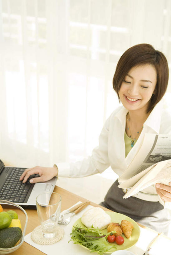 东方人,一个人,客厅,坐,笑,摸,微笑,露齿笑,竖图,俯视,室内,白天,电脑,笔记本电脑,窗户,落地窗,桌子,蔬菜,西红柿,餐具,水果,亚洲,仅一个年轻女性,仅一个女性,仅一个人,抚摸,敲打,阴影,光线,网络,材料,档案,碟子,盘,文件,影子,勺子,办公桌,墙,生菜,莴苣,蔬菜沙拉,沙拉,注视,黄种人,输入,通讯设备,色拉,沙律,玻璃窗,墙壁,墙面,阳光,盘子,资料,调羹,碟,汤匙,打字,低头,观察,看,有机食品,绿色食品,观看,色拉酱,点击,敲击,察看,无线,起居室,关注,文档,千岛酱,通信设备,无线网络,无线上网,便携式电脑,春菜,鹅仔菜,莴仔菜,千金菜,叶用莴苣,按键,手提电脑,年轻女性,女人,女性,亚洲人,樱桃番茄,圣女果,番茄,触摸,接触,坐着,半身,彩图,高角度拍摄