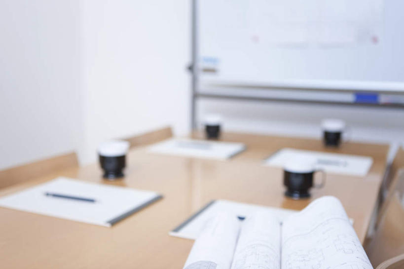 无人,办公室,横图,室内,白天,正面,静物,杯子,椅子,一块,阴影,朦胧,模糊,光线,笔,材料,瓷器,档案,方格,文件,影子,木椅,墙,办公用品,咖啡杯,陶瓷制品,墙壁,墙面,文具,白色,黑色,阳光,学习用品,黑板,资料,四个,文具用品,文档,瓷杯,彩图