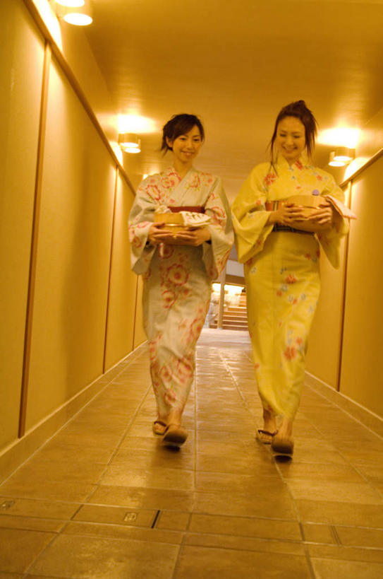 东方人,头发,两个人,伙伴,朋友,站,走,捧,摸,竖图,室内,白天,正面,民族服装,旅游,度假,友谊,照明,亚洲,一排,许多,抚摸,握,和服,整齐,木制,壁灯,瓷砖,地砖,盆子,墙,走道,走廊,过道,灯光,地面,拿,拿着,黄种人,娱乐,墙壁,墙面,灯,排列,黑色,木制品,灯具,站着,享受,休闲,浴盆,放松,握着,服饰,照亮,照明设备,队列,吴服,唐草,唐花,唐锦,友情,年轻女性,女人,女性,亚洲人,长发,步行,触摸,端,端着,接触,捧着,散步,手捧,站立,走路,彩图,全身,传统服装,民俗服