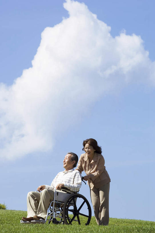 东方人,两个人,家庭,夫妻,站,坐,推,笑,摸,微笑,露齿笑,竖图,室外,白天,侧面,爱情,旅游,度假,草地,草坪,植物,亚洲,一堆,撑,抚摸,阴影,堆叠,堆积,服装,光线,工具,影子,云,云朵,浪漫,云彩,注视,休闲装,黄种人,娱乐,草,一个,衣服,蓝色,绿色,白色,白云,蓝天,天空,阳光,轮椅,天,复健,观察,看,靠,靠着,倚靠,站着,享受,休闲,康复,温暖,温馨,一家人,休闲服,器械,恩爱,放松,恋人,服饰,单个,观看,堆,和睦,察看,医疗设备,撑着,倚着,关注,医疗器械,医疗工具,辅助设备,老年男性,老年女性,男人,男性,女人,女性,亚洲人,夫妇,情侣,触摸,接触,站立,坐着,彩图,全身,伴侣,融洽