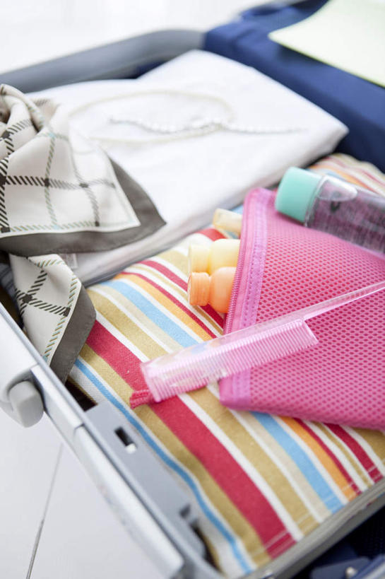 无人,竖图,俯视,室内,特写,白天,白色背景,靠垫,一把,一堆,许多,阴影,堆叠,堆积,服装,光线,瓷砖,地砖,拉杆箱,旅行箱,影子,靠枕,地面,梳子,休闲装,一个,衣服,粉色,阳光,行李箱,箱子,垫子,枕头,休闲,休闲服,摄影,服饰,影棚,单个,堆,出差,彩图,高角度拍摄,影棚拍摄,旅行,拍摄