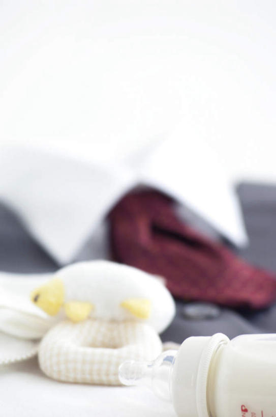 无人,竖图,俯视,室内,特写,白天,白色背景,衬衫,婴儿服装,西装,桌面,阴影,套装,正装,朦胧,模糊,光线,奶瓶,影子,领带,职业装,玻璃制品,一个,白色,阳光,玻璃瓶,瓶子,摄影,影棚,单个,奶嘴,彩图,高角度拍摄,影棚拍摄,衬衣,婴儿服,拍摄,襁褓