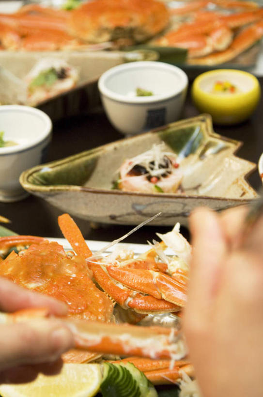 海鲜,蟹,东方人,一个人,客厅,摸,吃,竖图,俯视,室内,白天,烹饪,餐桌,筷子,桌子,餐具,亚洲,仅一个男性,仅一个人,一双,抚摸,握,阴影,朦胧,模糊,光线,螃蟹,碟子,盘,影子,日本料理,料理,食品,拿,拿着,黄种人,文化,传统,水产,菜肴,美食,海洋生物,食物,仅一个年轻男性,黄色,阳光,盘子,碟,碗,日式料理,日式,握着,佳肴,餐台,礼节,起居室,水生动物,海产品,礼仪,水生物,海底动物,男人,男性,年轻男性,亚洲人,进餐用具,触摸,接触,嚼,食,半身,彩图,高角度拍摄