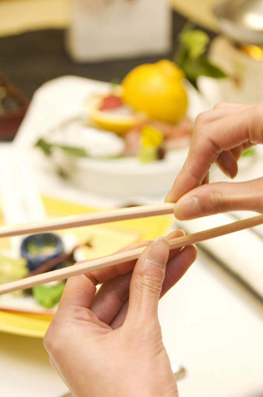 东方人,手,一个人,摸,竖图,俯视,室内,特写,白天,筷子,柑橘,柠檬,餐具,水果,亚洲,仅一个年轻女性,仅一个女性,仅一个人,一双,抚摸,握,朦胧,模糊,新鲜,碟子,盘,生食,食品,果实,拿,拿着,黄种人,文化,传统,食物,盘子,碟,碗,手部,握着,有机食品,绿色食品,礼节,礼仪,年轻女性,女人,女性,亚洲人,进餐用具,烹调用具,益母果,柠果,橘子,桔子,橙子,橙,触摸,接触,半身,彩图,高角度拍摄