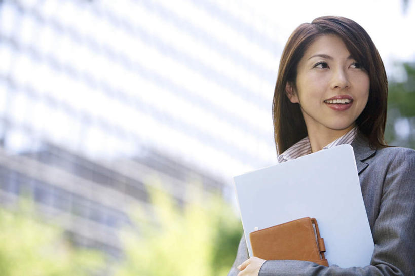 东方人,头发,一个人,商务人士,商务女性,高楼大厦,站,捧,笑,微笑,露齿笑,横图,室外,白天,正面,衬衫,旅游,度假,草地,草坪,植物,大厦,建筑,摩天大楼,亚洲,仅一个年轻女性,仅一个女性,仅一个人,一本,阴影,套装,朦胧,模糊,光线,材料,档案,文件,影子,记事本,领带,扭头,注视,黄种人,娱乐,草,树,树木,绿色,黑色,阳光,自然,本子,笔记本,资料,观察,看,站着,转头,享受,休闲,放松,生长,成长,观看,察看,关注,文档,商务装,工薪阶层,年轻女性,女人,女性,亚洲人,长发,白领,上班族,端,端着,捧着,手捧,站立,半身,彩图,衬衣,大楼,高层建筑,高楼,摩天楼