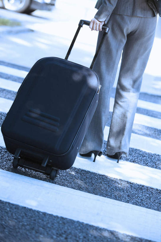 东方人,头发,一个人,商务人士,商务女性,站,走,竖图,室外,白天,衬衫,旅游,度假,道路,路,人行横道,公路,亚洲,仅一个年轻女性,仅一个女性,仅一个人,阴影,套装,光线,拉杆箱,旅行箱,影子,人行道,交通,拎,黄种人,娱乐,一个,背面,黑色,阳光,行李箱,箱子,站着,享受,休闲,放松,单个,出差,人行横道线,商务装,工薪阶层,年轻女性,女人,女性,亚洲人,白领,上班族,斑马线,马路,步行,散步,站立,走路,半身,彩图,衬衣,旅行,拎着