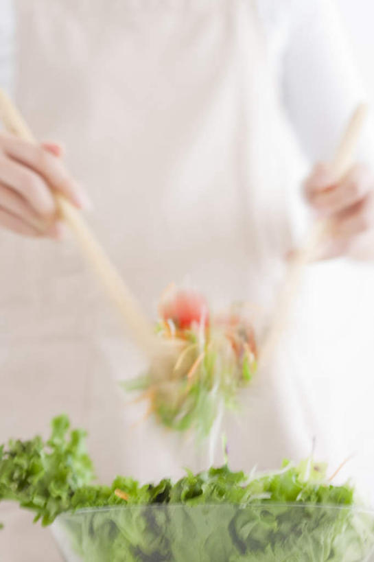 东方人,一个人,站,摸,竖图,室内,白天,正面,筷子,萝卜,胡萝卜,蔬菜,西红柿,餐具,水果,亚洲,仅一个年轻女性,仅一个女性,仅一个人,一双,抚摸,握,服装,朦胧,模糊,碟子,盘,生菜,莴苣,蔬菜沙拉,沙拉,拿,拿着,休闲装,黄种人,文化,色拉,传统,沙律,衣服,白色,盘子,碟,站着,休闲,休闲服,握着,服饰,有机食品,绿色食品,色拉酱,礼节,千岛酱,礼仪,春菜,鹅仔菜,莴仔菜,千金菜,叶用莴苣,年轻女性,女人,女性,亚洲人,进餐用具,红萝卜,甘荀,番茄,触摸,接触,站立,半身,彩图