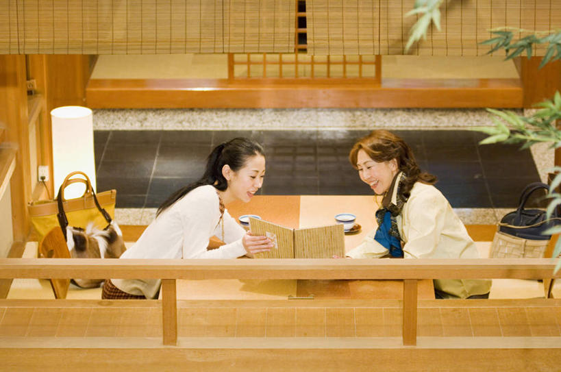 东方人,头发,两个人,伙伴,朋友,餐厅,栏杆,坐,捧,笑,摸,微笑,露齿笑,横图,室内,白天,侧面,旅游,度假,友谊,植物,餐桌,地板,桌子,书籍,照明,亚洲,一本,抚摸,握,服装,包,壁灯,盆栽,皮包,墙,围栏,灯光,盆景,地面,拿,拿着,注视,休闲装,黄种人,娱乐,护栏,木地板,相视,墙壁,墙面,灯,两个,衣服,绿色,白色,黑色,自然,灯具,观察,看,享受,休闲,面对面,休闲服,放松,握着,服饰,生长,成长,餐台,观看,对视,单肩包,照亮,察看,照明设备,关注,相对,相看,友情,年轻女性,女人,女性,亚洲人,长发,书,图书,触摸,端,端着,接触,捧着,手捧,坐着,半身,彩图,餐馆,饭店,饭馆