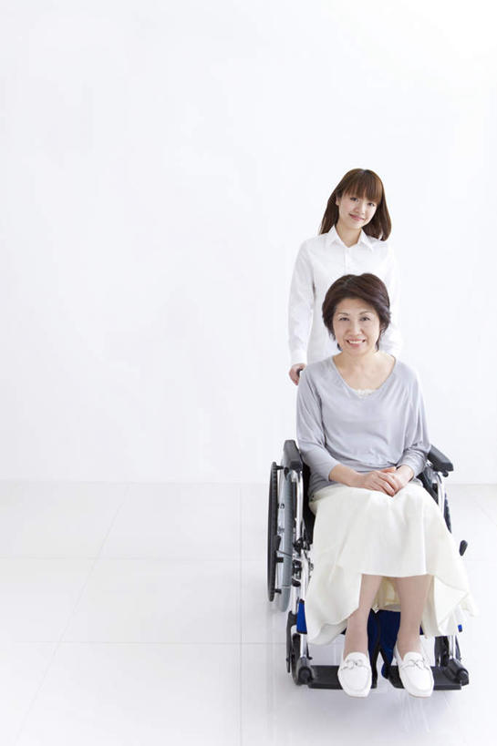 东方人,头发,两个人,家庭,母亲,女儿,站,坐,推,笑,摸,微笑,露齿笑,竖图,室内,白天,白色背景,正面,亚洲,抚摸,阴影,服装,光线,瓷砖,地砖,工具,影子,墙,地面,注视,休闲装,黄种人,墙壁,墙面,一个,衣服,蓝色,黑色,阳光,轮椅,复健,观察,看,靠,靠着,倚靠,站着,休闲,康复,温暖,温馨,母女,一家人,休闲服,器械,母爱,摄影,服饰,影棚,单个,观看,和睦,察看,医疗设备,倚着,关注,医疗器械,医疗工具,辅助设备,老年女性,年轻女性,女人,女性,亚洲人,触摸,接触,站立,坐着,彩图,全身,影棚拍摄,拍摄,融洽