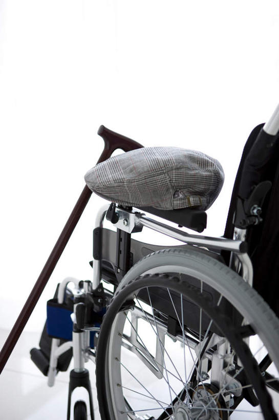 无人,竖图,俯视,室内,白天,白色背景,一根,阴影,光线,瓷砖,地砖,工具,影子,地面,一个,阳光,轮椅,复健,康复,器械,摄影,影棚,单个,拐杖,手杖,医疗设备,医疗器械,医疗工具,辅助设备,彩图,高角度拍摄,影棚拍摄,拍摄