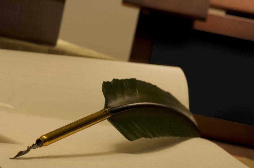 无人,横图,俯视,室内,特写,白天,桌子,一张,阴影,朦胧,模糊,光线,笔,影子,纸,办公用品,书桌,文具,绿色,白色,阳光,课桌,学习用品,羽毛笔,文具用品,一支,彩图,高角度拍摄