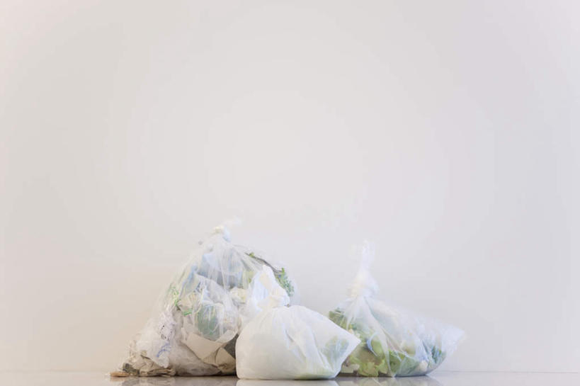 无人,横图,室内,特写,白天,正面,购物,消费,袋子,一堆,许多,阴影,堆叠,堆积,环保,光线,包装袋,瓷砖,地砖,影子,墙,购物袋,垃圾,地面,墙壁,墙面,三个,阳光,环保袋,金融,堆,回收,资源,购买,贸易,利用,低碳,循环,彩图