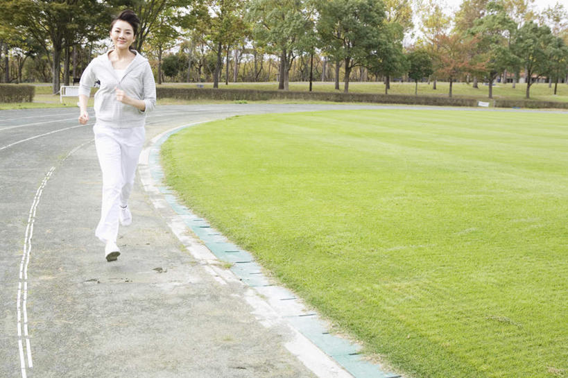 东方人,头发,一个人,站,跑,横图,室外,白天,正面,锻炼,运动,草地,草坪,植物,道路,路,亚洲,仅一个年轻女性,仅一个女性,仅一个人,阴影,服装,光线,影子,小路,交通,抬腿,休闲装,黄种人,草,树,树木,衣服,蓝色,绿色,白色,黑色,蓝天,天空,阳光,自然,天,站着,休闲,休闲服,抬手,服饰,乡间小路,生长,成长,体育,年轻女性,女人,女性,亚洲人,长发,跑步,站立,彩图,全身,健身
