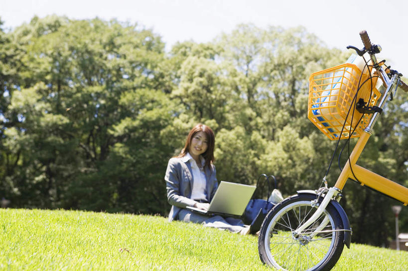 东方人,头发,一个人,坐,笑,摸,微笑,露齿笑,横图,室外,白天,正面,衬衫,旅游,度假,电脑,笔记本电脑,草地,草坪,植物,自行车,亚洲,仅一个年轻女性,仅一个女性,仅一个人,一辆,抚摸,敲打,阴影,光线,网络,影子,注视,黄种人,娱乐,输入,通讯设备,车,脚踏车,草,树,树木,黄色,蓝色,绿色,黑色,蓝天,天空,阳光,自然,交通工具,天,打字,低头,观察,看,享受,休闲,放松,生长,成长,观看,点击,一台,敲击,察看,无线,关注,载具,通信设备,无线网络,无线上网,便携式电脑,按键,手提电脑,年轻女性,女人,女性,亚洲人,触摸,接触,坐着,彩图,全身,衬衣