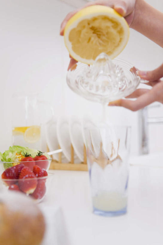 东方人,手,一个人,摸,竖图,室内,白天,侧面,草莓,柑橘,浆果,蔬菜,西红柿,杯子,餐具,水果,亚洲,仅一个年轻女性,仅一个女性,仅一个人,一堆,抚摸,拧,切开,握,堆叠,堆积,新鲜,碟子,盘,生菜,莴苣,生食,食品,果实,拿,拿着,黄种人,玻璃制品,食物,一个,红色,盘子,水杯,碟,切,手部,握着,有机食品,绿色食品,单个,堆,剖面,切面,春菜,鹅仔菜,莴仔菜,千金菜,叶用莴苣,年轻女性,女人,女性,亚洲人,玻璃杯,洋莓,水果皇后,橘子,桔子,红莓,地莓,橙子,橙,樱桃番茄,圣女果,番茄,触摸,接触,半身,彩图