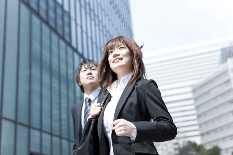 东方人,背,头发,两个人,商务人士,商务男性,商务女性,高楼大厦,站,笑,微笑,露齿笑,横图,室外,白天,仰视,衬衫,旅游,度假,植物,大厦,建筑,摩天大楼,亚洲,阴影,套装,光线,包,皮包,影子,注视,黄种人,娱乐,树,树木,一个,蓝色,绿色,黑色,蓝天,天空,阳光,自然,天,背着,观察,看,站着,享受,休闲,放松,生长,单个,成长,观看,单肩包,察看,关注,商务装,工薪阶层,男人,男性,年轻男性,年轻女性,女人,女性,亚洲人,白领,上班族,抬头,仰头,站立,半身,彩图,低角度拍摄,衬衣,大楼,高层建筑,高楼,摩天楼