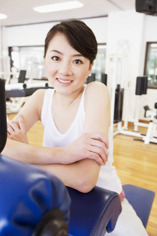 东方人,头发,一个人,健身房,站,笑,摸,微笑,露齿笑,竖图,室内,白天,正面,锻炼,运动,地板,亚洲,仅一个年轻女性,仅一个女性,仅一个人,一排,许多,撑,抚摸,阴影,服装,整齐,光线,影子,墙,地面,注视,休闲装,黄种人,娱乐,运动器械,木地板,墙壁,墙面,排列,衣服,白色,黑色,阳光,观察,看,站着,享受,休闲,休闲服,健身器械,放松,服饰,观看,察看,撑着,队列,关注,健身器材,室内运动,年轻女性,女人,女性,亚洲人,触摸,接触,站立,半身,彩图,健身,健身馆,运动器材,跑步机