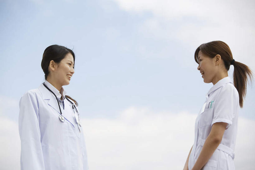东方人,头发,两个人,伙伴,朋友,医生,站,笑,微笑,露齿笑,横图,室外,白天,侧面,旅游,度假,友谊,亚洲,阴影,光线,影子,云,云朵,云彩,注视,黄种人,娱乐,相视,一个,蓝色,黑色,白云,蓝天,天空,阳光,听诊器,天,观察,看,站着,医护人员,医疗人员,享受,休闲,面对面,放松,单个,观看,对视,察看,医疗设备,白大褂,关注,相对,相看,友情,年轻女性,女人,女性,亚洲人,大夫,站立,半身,彩图