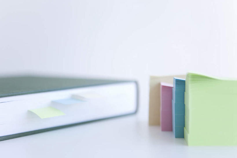 无人,横图,俯视,室内,特写,白天,桌面,书籍,一本,一排,阴影,朦胧,模糊,整齐,光线,标签,影子,排列,粉色,蓝色,绿色,阳光,四个,贴纸,队列,书,图书,彩图,高角度拍摄