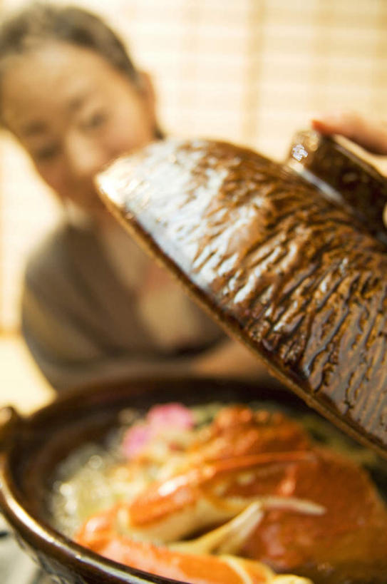 海鲜,蟹,东方人,头发,一个人,客厅,站,摸,竖图,室内,特写,白天,正面,民族服装,烹饪,雾,亚洲,仅一个年轻女性,仅一个女性,仅一个人,抚摸,握,沸腾,和服,朦胧,模糊,蒸汽,螃蟹,锅子,日本料理,料理,食品,水蒸气,拿,拿着,注视,黄种人,水产,菜肴,美食,海洋生物,食物,一个,黄色,黑色,灰色,日式料理,观察,看,站着,日式,握着,服饰,佳肴,单个,观看,察看,起居室,关注,水生动物,海产品,水生物,海底动物,吴服,唐草,唐花,唐锦,蒸发,年轻女性,女人,女性,亚洲人,长发,触摸,接触,站立,半身,彩图,传统服装,民俗服