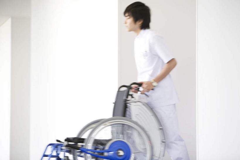 东方人,头发,一个人,医生,站,走,推,摸,横图,室内,白天,侧面,亚洲,仅一个男性,仅一个人,撑,抚摸,阴影,光线,工具,影子,墙,注视,黄种人,墙壁,墙面,仅一个年轻男性,一个,黑色,阳光,轮椅,复健,观察,看,站着,医护人员,医疗人员,康复,器械,单个,观看,察看,医疗设备,撑着,白大褂,关注,医疗器械,医疗工具,辅助设备,男人,男性,年轻男性,亚洲人,大夫,步行,触摸,接触,散步,站立,走路,半身,彩图