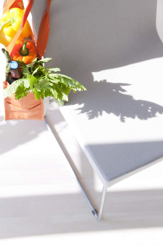 红酒,无人,竖图,俯视,室内,白天,购物,消费,桌面,辣椒,芹菜,蔬菜,西红柿,袋子,阴影,新鲜,光线,包装袋,手提袋,影子,食品,购物袋,玻璃制品,酒瓶,食物,一个,阳光,玻璃瓶,瓶子,金融,有机食品,绿色食品,单个,一瓶,购买,贸易,彩椒,辣角,红海椒,大椒,辣虎,广椒,根芹菜,根洋芹,球根塘蒿,药芹,甜椒,水芹,柿子椒,辣子,旱芹,海椒,番茄,番椒,灯笼椒,彩图,高角度拍摄