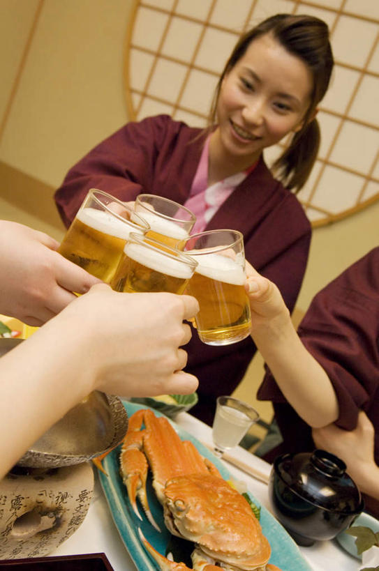 海鲜,蟹,啤酒,东方人,客厅,坐,举,笑,微笑,露齿笑,竖图,俯视,室内,白天,民族服装,烹饪,成功,合作,团队,集体,信心,餐桌,桌子,杯子,亚洲,握,和服,庆祝,螃蟹,墙,日本料理,料理,食品,酒类,许多人,拿,拿着,黄种人,队伍,水产,菜肴,美食,海洋生物,墙壁,墙面,玻璃制品,酒,食物,饮料,黄色,红色,黑色,酒杯,啤酒杯,日式料理,干杯,碰杯,托,一群人,日式,交际,友好,握着,服饰,佳肴,餐台,庆贺,起居室,成就,水生动物,海产品,礼仪,敬酒,水生物,合伙,海底动物,吴服,唐草,唐花,唐锦,劝酒,男人,男性,年轻男性,年轻女性,女人,女性,亚洲人,玻璃杯,举起,举手,举着,向上举,向上伸,向上托,坐着,半身,彩图,高角度拍摄,传统服装,民俗服