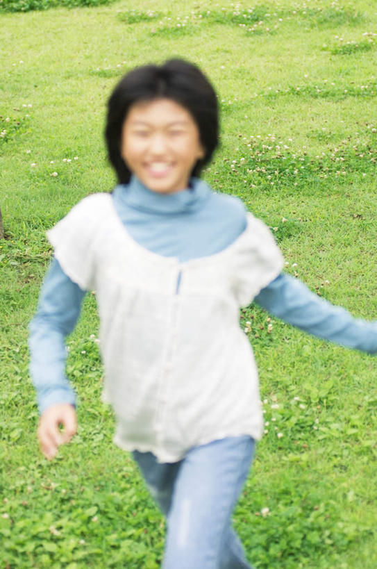 东方人,儿童,头发,一个人,站,跑,笑,微笑,露齿笑,竖图,室外,白天,正面,锻炼,旅游,度假,纯洁,运动,草地,草坪,植物,亚洲,仅一个女性,仅一个人,阴影,服装,朦胧,模糊,光线,影子,注视,休闲装,黄种人,娱乐,草,小孩,衣服,蓝色,绿色,白色,黑色,阳光,观察,看,站着,仅一个小孩,享受,休闲,休闲服,放松,可爱,童年,童趣,服饰,观看,察看,关注,童真,烂漫,无邪,体育,天真,女孩,女人,女性,亚洲人,孩子,长发,跑步,站立,半身,彩图,健身,女生