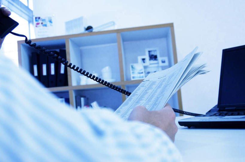 东方人,背部,一个人,商务人士,商务男性,办公室,坐,捧,摸,打电话,横图,室内,白天,衬衫,电脑,笔记本电脑,桌子,报纸,电话,手机,亚洲,仅一个男性,仅一个人,一排,一张,许多,抚摸,握,套装,整齐,网络,信息,材料,档案,文件,办公桌,墙,拿,听,拿着,黄种人,通讯设备,墙壁,墙面,排列,仅一个年轻男性,背面,资料,靠,靠着,倚靠,握着,新闻,无线,倚着,队列,文档,通信设备,商务装,无线网络,无线上网,便携式电脑,工薪阶层,一部,交流,手提电脑,男人,男性,年轻男性,亚洲人,白领,上班族,触摸,端,端着,沟通,接触,捧着,手捧,通话,坐着,半身,彩图,衬衣,报刊