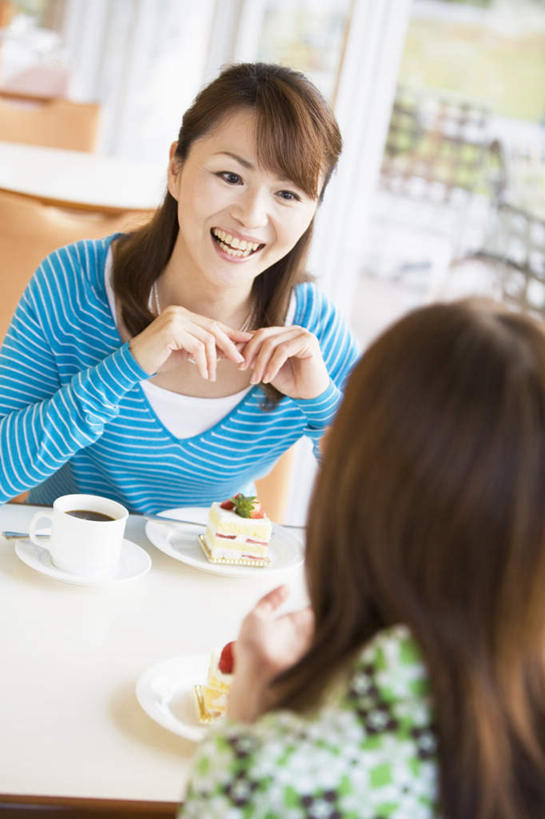 点心,东方人,背部,头发,两个人,伙伴,朋友,餐厅,坐,笑,摸,微笑,露齿笑,竖图,室内,白天,正面,友谊,餐桌,窗户,落地窗,桌子,杯子,餐具,椅子,亚洲,抚摸,阴影,服装,光线,瓷器,碟子,盘,影子,木椅,墙,食品,甜点,甜品,咖啡杯,陶瓷制品,注视,休闲装,黄种人,玻璃窗,相视,墙壁,墙面,食物,糕点,衣服,蓝色,黑色,阳光,盘子,碟,甜食,观察,看,靠,靠着,倚靠,休闲,面对面,休闲服,服饰,餐台,观看,对视,察看,倚着,关注,瓷杯,相对,相看,友情,年轻女性,女人,女性,亚洲人,长发,触摸,接触,坐着,半身,彩图,餐馆,饭店,饭馆