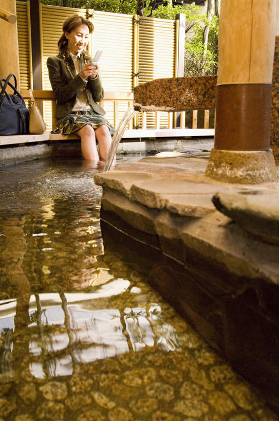 东方人,头发,一个人,坐,笑,微笑,露齿笑,竖图,室内,白天,正面,按摩,美容,水,植物,地板,亚洲,仅一个年轻女性,仅一个女性,仅一个人,护肤,阴影,波纹,服装,光线,液体,影子,墙,水滴,地面,扭头,注视,休闲装,黄种人,木地板,墙壁,墙面,树,树木,衣服,绿色,黑色,灰色,水纹,阳光,自然,波浪,观察,看,转头,保养,享受,休闲,休闲服,放松,SPA水疗,保健,温泉浴场,服饰,生长,成长,观看,察看,关注,养颜,年轻女性,女人,女性,亚洲人,矿泉疗养地,坐着,彩图,全身,水疗