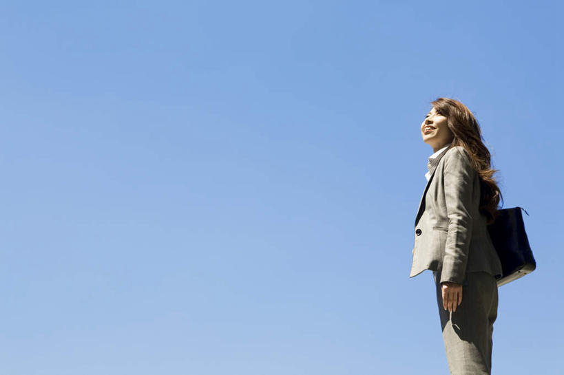 东方人,头发,一个人,商务人士,商务男性,站,捧,笑,摸,微笑,露齿笑,横图,室外,白天,侧面,衬衫,亚洲,仅一个年轻女性,仅一个女性,仅一个人,抚摸,阴影,套装,光线,包,皮包,影子,注视,黄种人,一个,蓝色,黑色,蓝天,天空,阳光,天,观察,看,站着,转头,晴朗,单个,观看,单肩包,察看,关注,商务装,工薪阶层,万里无云,年轻女性,女人,女性,亚洲人,长发,白领,上班族,晴空,晴空万里,触摸,端,端着,接触,捧着,手捧,站立,半身,彩图,衬衣